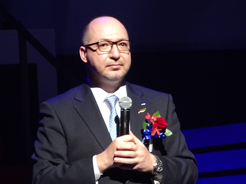 あいさつするベジット・イディアス会長